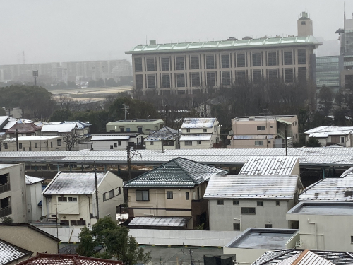 東京競馬場 メモリアルスタンドと第三コーナー